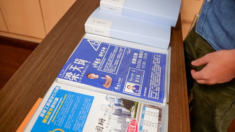 港府近日將選舉網站過去的候選人簡介下架,梁啟智表示,他們收集到不少歷屆的選舉文宣,現在變得更有價值。(程皓楠攝)