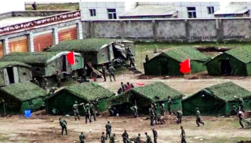 那曲县达前乡夏荣布寺曾被当局关闭后,大批军警在附近扎营强力戒备(受访人早前提供)