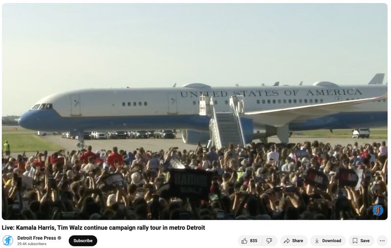 多家美国新闻媒体拍摄的画面显示,哈里斯飞机抵达底特律造势活动现场时,有许多支持民众。(《底特律自由新闻》Youtube账号截图)