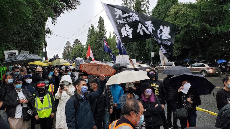 一千多人罗列在温哥华街头悼念六四。 (记者柳飞 拍摄)