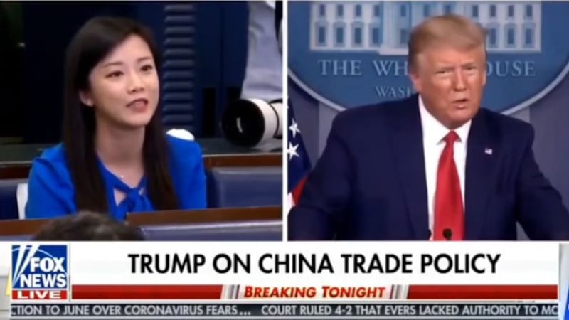 在白宫记者会上,一名华人记者(凤凰卫视)受到特朗普的质疑,被询问是否为国营媒体工作。(福克斯新闻视频截图)