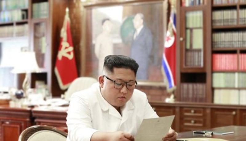 김정은 북한 국무위원장이 지난 6월 집무실로 보이는 공간에서 도널드 트럼프 미 대통령의 친서를 읽고 있는 모습.
