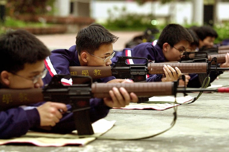 2000 年 4 月 8 日,台湾高中男生在台北学习正确使用机关枪的方法,为毕业后两年的兵役做准备。 (美联社)