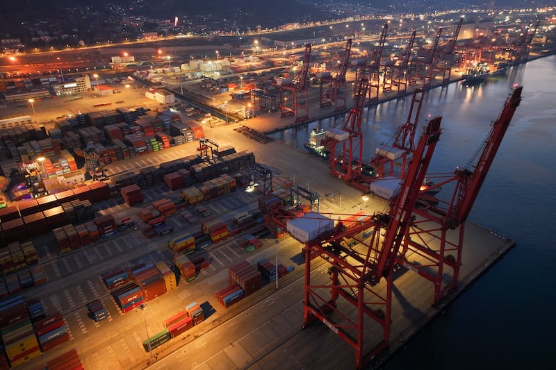 2025年1月29日,江苏省连云港港口堆积的集装箱