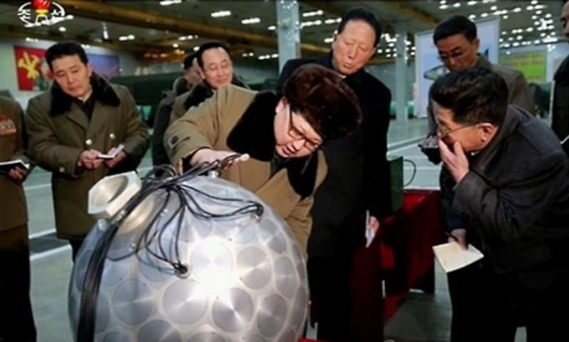 김정은이 핵무기 연구 부문 과학자, 기술자들을 만나 핵무기 병기화 사업을 지도하는 자리에서 "핵탄을 경량화해 탄도 로켓에 맞게 표준화, 규격화를 실현했다"고 말했다고 조선중앙TV가 보도했다.