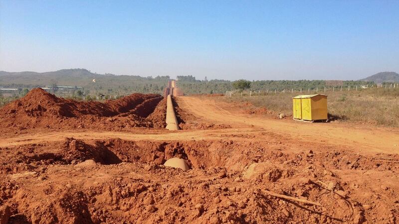 မြန်မာမှ တရုတ်နိုင်ငံကို ပို့ဆောင်သည့် ဓာတ်ငွေ့ပိုက်လိုင်း၏ မန္တလေးတိုင်း၊ ပြင်ဦးလွင်မြို့အနီးရှိ ဆောက်လုပ်ရေးလုပ်ငန်းခွင်တစ်နေရာကို ၂၀၁၂ ခုနှစ်၊ ဇန်နဝါရီလ ၂၃ ရက်နေ့က တွေ့ရစဉ်။ (Photo: REUTERS)