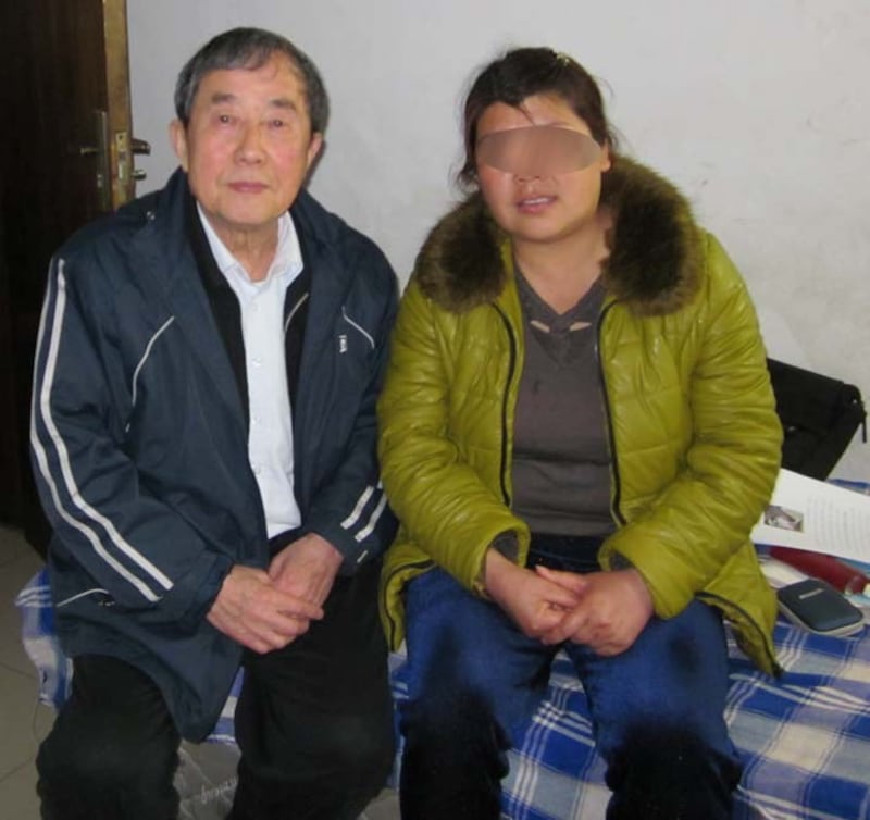 陈秉中(左)会见正在服刑的陈书霞。(博讯)