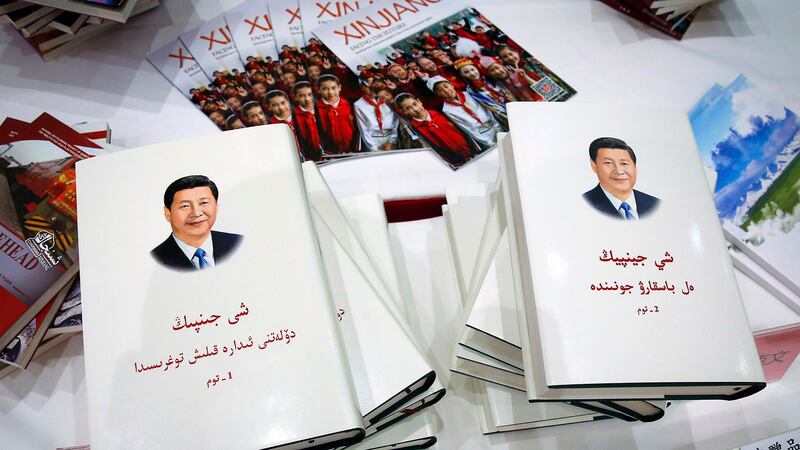 在北京的推介新疆的记者会上展览的习近平书籍。(美联社)