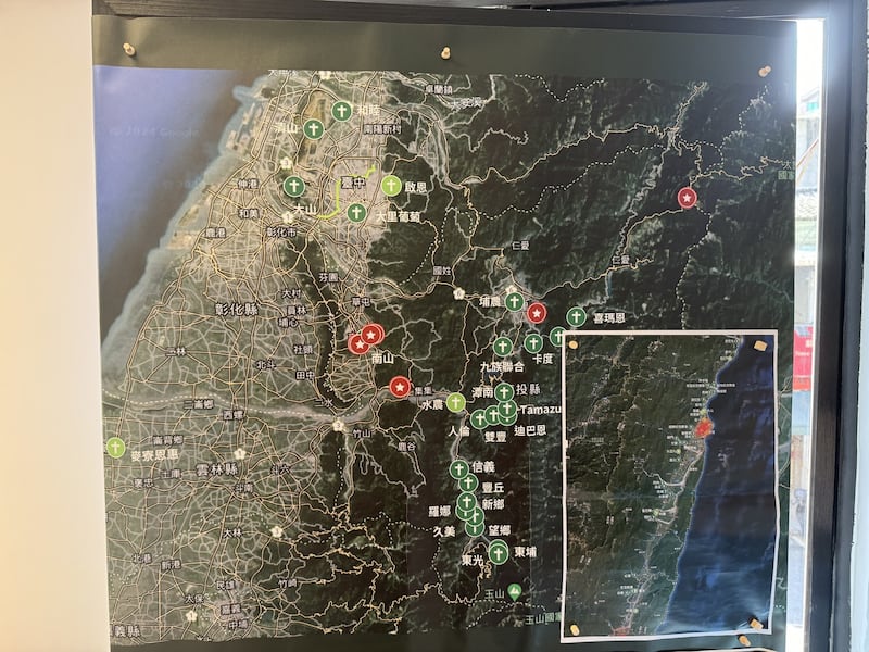 谢易宏说明,如何根据在地情境制定安全地图,规划应对战争不同的危险与威胁。(记者 黄春梅摄)