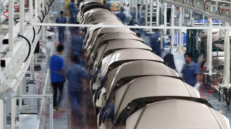资料图片:员工在浙江吉利汽车公司装配线上工作(路透社)
