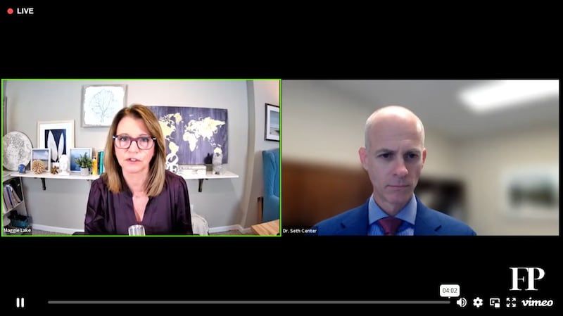 美国国务院负责关键和新兴技术的特使森特(Seth Center/图右)本周四在《外交政策》杂志举办的座谈会上表示,美国政府对人工智能的政策可用著名篮球教练约翰·伍登(John Wooden)的话来形容:"快但不要急"。(会议视频截图)