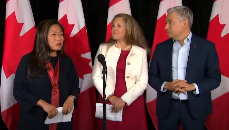 左起:加拿大三大财经首长 - 国际贸易部长伍凤仪(Mary Ng)、财政部长方慧兰(Chrystia Freeland, 中)、工业部长商鹏飞(François-Philippe Champagne)联合召开记者会,公布对中国电动车课征巨额关税细节。 (视频会议截图)