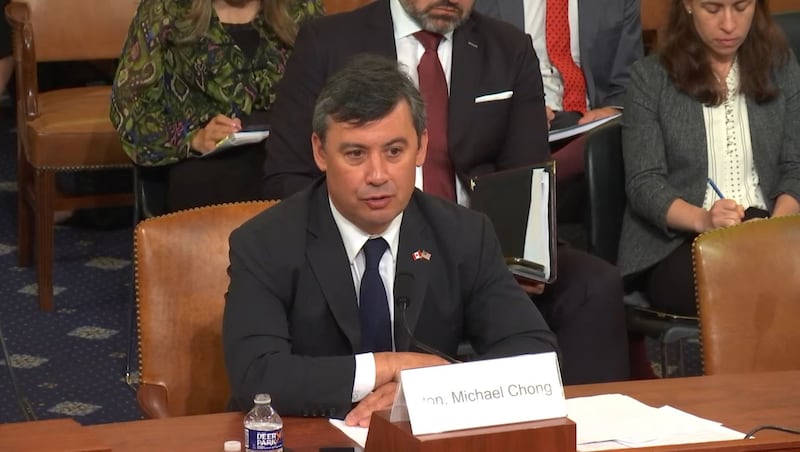 加拿大国会议员庄文浩(Michael Chong)在会上分享了他本人因为谴责中国政府违反国际法并危害加拿大国家安全,而导致其在香港的家人被中国当局胁迫的经历。(视频截图/美国国会官网)