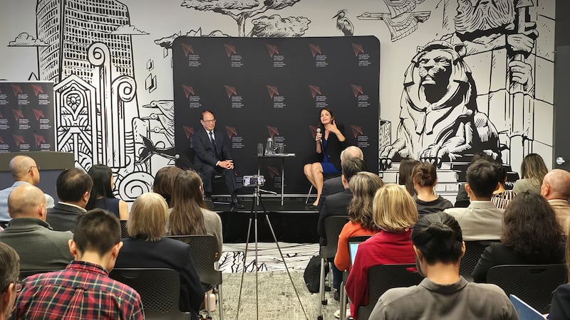 加拿大亚太基金会邀请台湾驻加代表曾厚仁(左)谈台湾的AI产业,亚太基金会研究策略部副总裁纳吉布拉(Vina Nadjibulla)乐见加台合作,并称民主盟友要共同抵御独裁政权。 (记者柳飞拍摄)