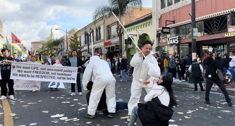 民运人士参加帕萨迪纳捣蛋节游行的情形(界立建提供)