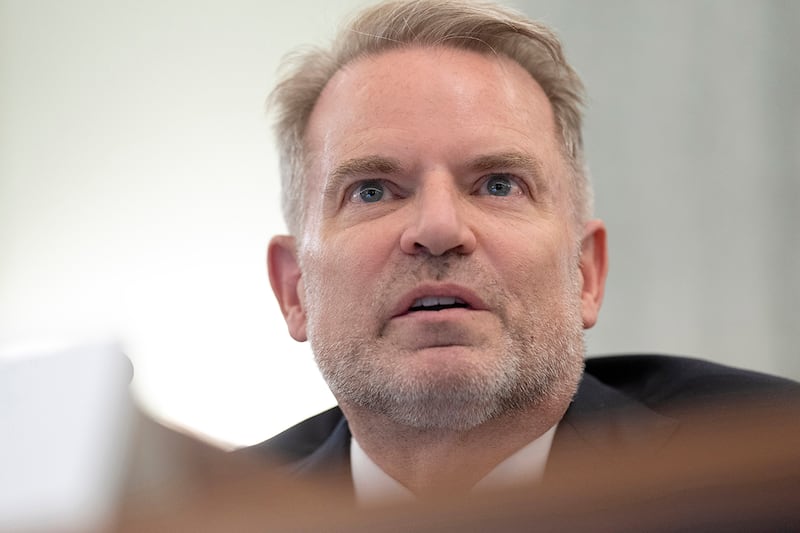 美国联邦海事委员会主席索拉(Louis E. Sola),1月28日出席美国参议院举行听证会。