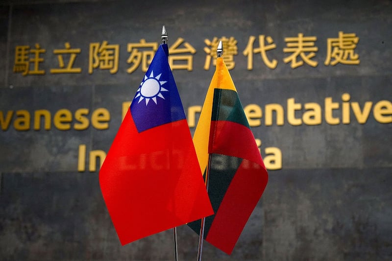 2022 年 1 月 20 日,台湾和立陶宛旗帜在立陶宛维尔纽斯的台湾代表处展示。(路透社)