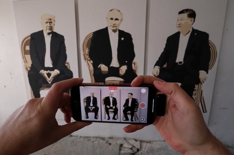 크림반도에서 공개된 트럼프, 푸틴, 시진핑 대통령을 묘사한 예술 작품