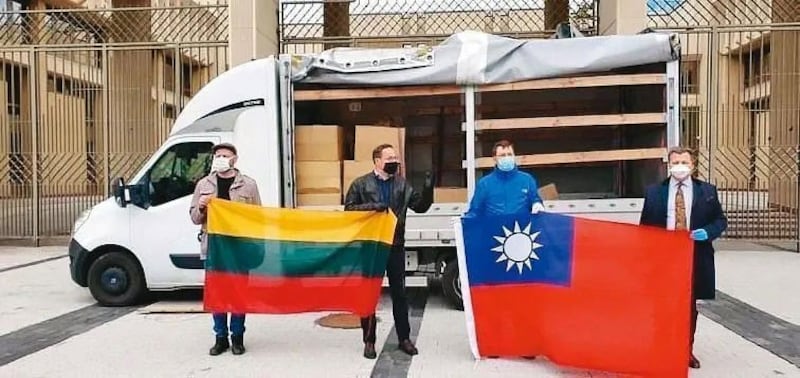 去年台湾爆发新冠疫情、疫苗短缺时,立陶宛陆续捐赠20多万剂疫苗给台湾。(Gintaras Steponavičius脸书)