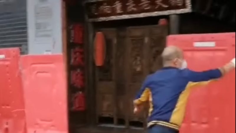 当局刚派人安装的围板又要拆除(网上截图/古亭提供)