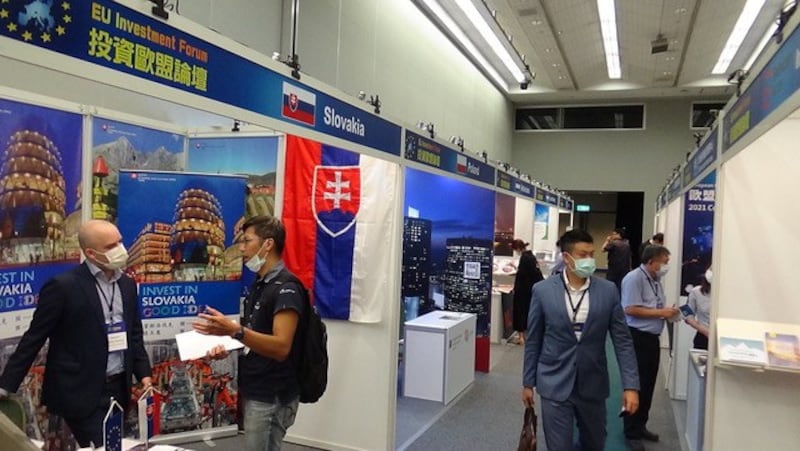 欧盟十五个会员国驻台办事处参与投资欧盟展。(记者夏小华摄)