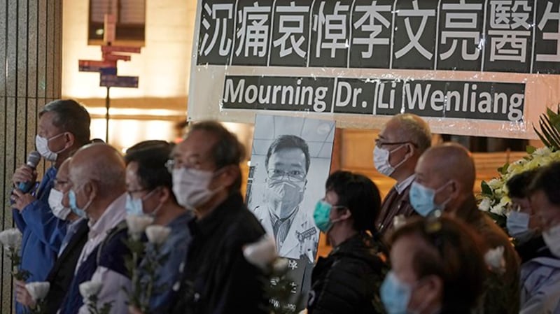 资料图片:2020年2月7日,市民在香港悼念李文亮医生。(美联社)