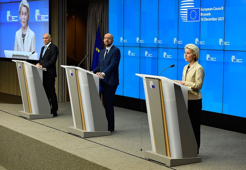 斯洛文尼亚总理扬沙,欧洲理事会主席米歇尔和欧盟委员会主席冯德莱恩在媒体会议上。(美联社)