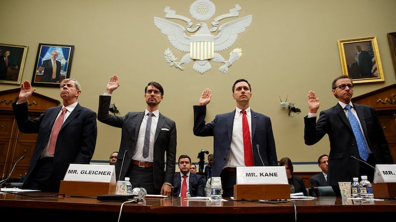 脸书公司的网络安全政策主管格莱谢尔(Nathaniel Gleicher,左二)等在国会作证。(美联社)