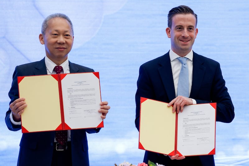 Li Shih-chiang, National Chung-Shan Institute of Science and Technology (NCSIST) president and Lorenz Meier, Auterion's founder and chief executive, pose for a photo after signing an MOU at a sea drone event in Yilan, Taiwan, June 17, 2025. REUTERS/Ann Wang