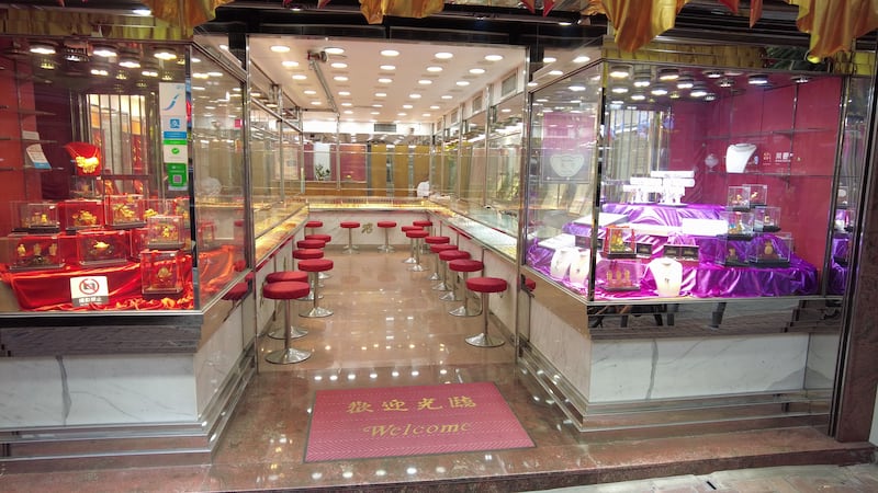 上水區新康街多間金舖都門庭冷落，店員表示沒有明顯生意額改善。（衛斯攝）