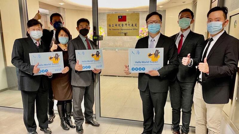 2021年11月18日,驻立陶宛台湾代表处正式挂牌。图为首任代表黄钧耀(右三)与工作人员合影。 (台湾外交部提供)