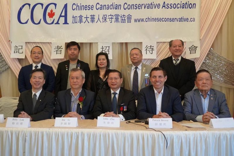 前排右二:彭建邦(Patrick Brown)受到亲中国政府的团体支持。 (网路图片)