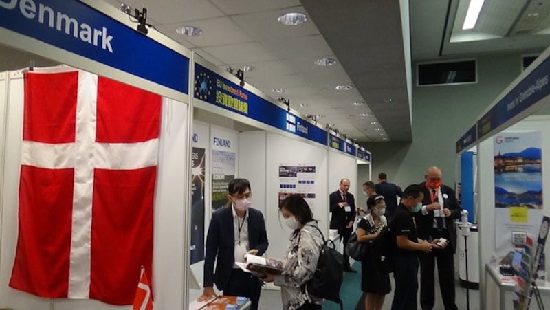 欧盟十五个会员国驻台办事处参与投资欧盟展。(记者夏小华摄)