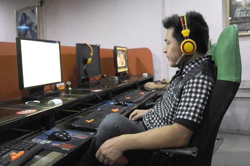 北京市的一处网吧,一名男子正在浏览网站。(法新社资料图片)