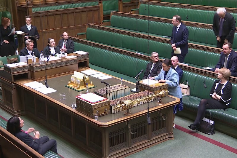 香港警方2024年平安夜宣布，懸紅各100萬港元通緝6名海外港人，其中4人現居英國，英國下議院周二（7日）就此向政府作緊急質詢。（parliamentlive.tv 截圖）