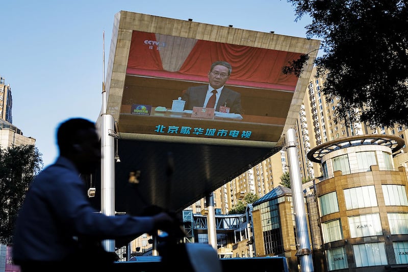 2024年7月18日,北京街头的大屏幕播出中共第二十届三中全会的相关新闻。(路透社)