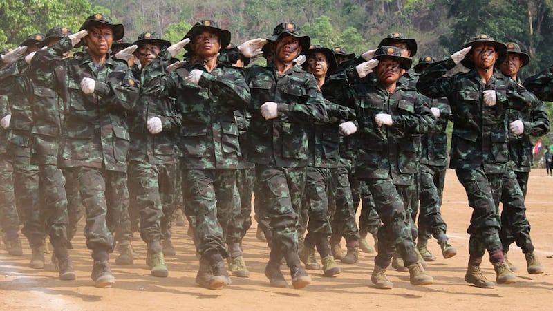 KNDF စစ်ဗျူဟာ အမှတ် (၇) မှပြုလုပ်သည့် အခြေခံစစ်သင်တန်း အပတ်စဉ် (၁) သင်တန်းဆင်းပွဲ အခမ်းအနားကို ၂၀၂၄ ခုနှစ်၊ ဧပြီလ (၃၀) ရက်နေ့တွင် ကျင်းပစဉ်။ (Photo: Telegram/ KNDF)