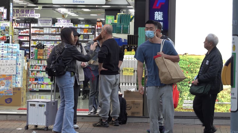 香港的連鎖藥房外,不少中國內旅客都表示有聽聞中國近日的「衛生棉醜聞」。(衛斯攝)