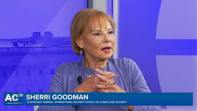 国际气候与安全军事委员会(International Military Council on Climate and Security)秘书长、美国国防部前副次长古德曼(Sherri Goodman)也指出,为了应对气候变化,美国军方正在不断调整战略部署,包括改变登陆战术、选择不同的登陆地点、以及更新战舰的能源使用等。(视频截图/AtlanticCouncil)