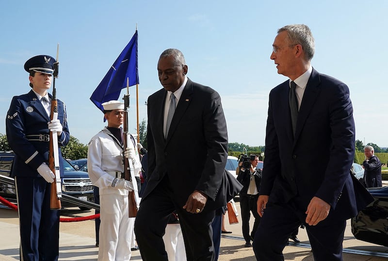 2024年7月8日,美国国防部长劳埃德·奥斯汀在华盛顿五角大楼迎接北约秘书长延斯·斯托尔滕贝格。(路透社)
