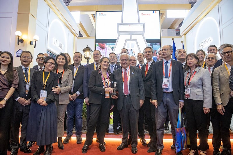 法国贸易部长普里马斯,11月5日造访了上海市中国国际进口博览会中的法国展场。(法新社图片)