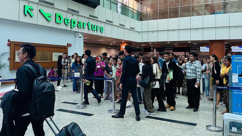 ရန်ကုန် အပြည်ပြည်ဆိုင်ရာလေဆိပ်တွင် ပြည်ပထွက်ခွာမည့်သူများအား ၂၀၂၄ ခုနှစ်၊ ဇွန်လအတွင်းက တွေ့ရစဥ်။ (RFA Photo)