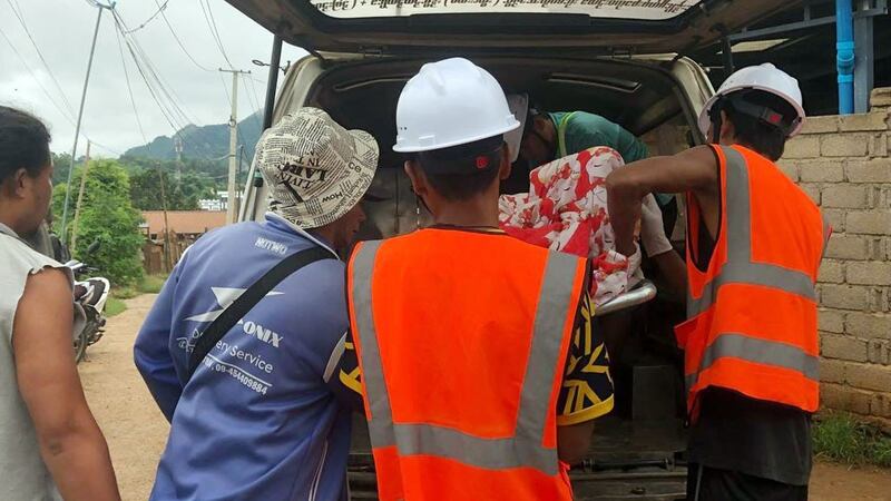 ရှမ်းပြည်နယ်၊ လားရှိုးမြို့မှာ လက်နက်ကြီးထိမှန်သေဆုံးခဲ့သူကို ၂၀၂၄ ခုနှစ်၊ ဇူလိုင်လ ၁၂ ရက်နေ့တွင် လားရှိုးဆေးရုံသို့ ပို့ဆောင်စဉ်။ (Photo: Facebook/ ပေးသောလက် Photo)