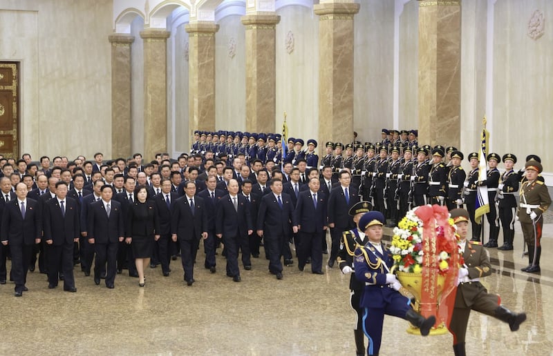 지난 1월 1일 금수산태양궁전 참배에 나선 북한 당과 정부 간부들의 모습. 김정은 북한 노동당 총비서는 지난해에 이어 올해도 참석하지 않았다.