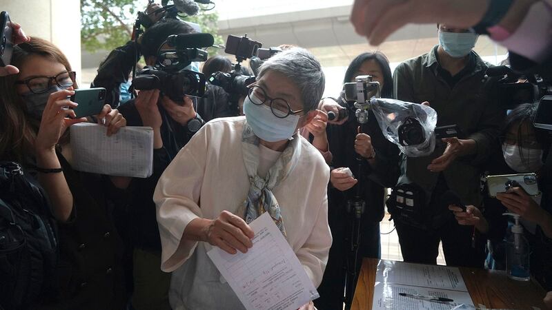 2021年4月16日,大律师吴霭仪到达香港法庭。 (美联社)