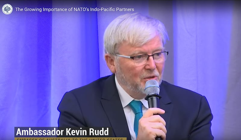 澳大利亚前总理、现任驻美大使陆克文在会上指出,国际社会当前面对跨区域的安全风险。(视频截图/美国和平研究所官网)