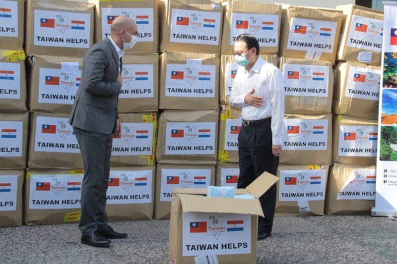 巴拉圭卫生部长马索雷尼(左)上个月18日发推文感谢台湾捐赠口罩。(图取自twitter)