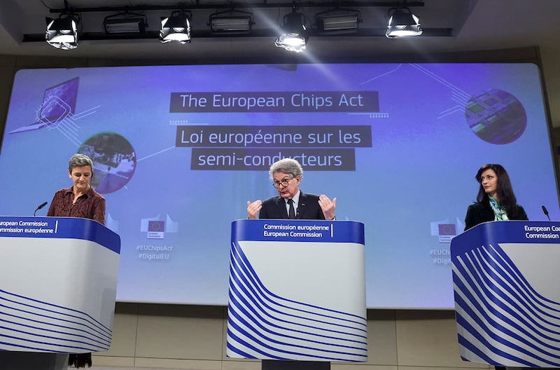 欧盟执委会执行副主席兼数位执委维斯塔哲(Margrethe Vestager)(左)及布勒东(中)在说明法案时,肯定台湾是“欧洲芯片法案”理念相近的伙伴。(路透社)
