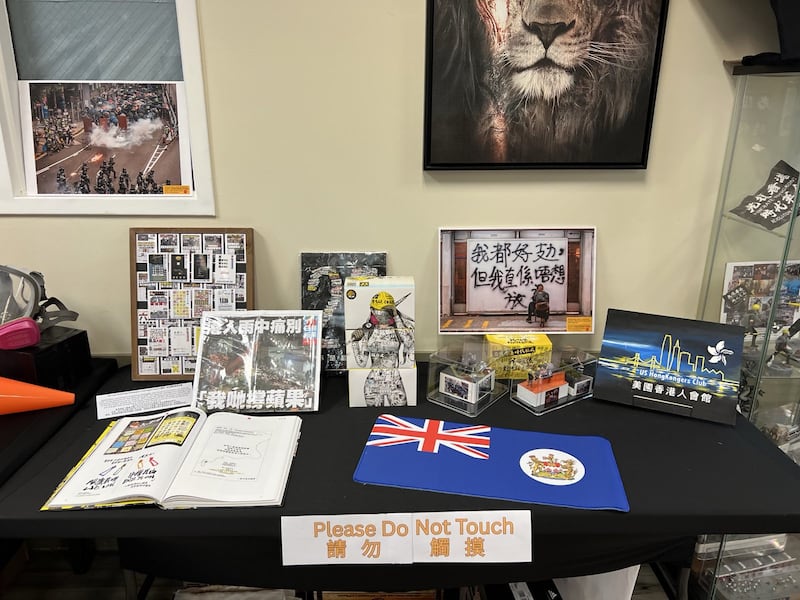 現場有不少由全球各地港人借出的社運物件，包括頭盔、防毒面具、標語牌等