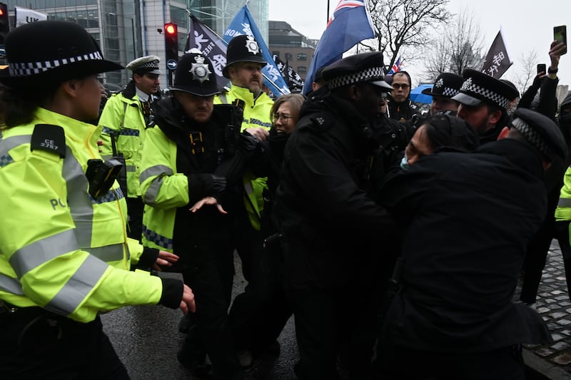 警方約於下午3時前採取行動，以違反《公眾秩序法》先拘捕一名女示威者（圖中），及後一名男示威者嘗試走近警員時亦被制服（圖右），最後一同被警押上警車帶走。（梁銘康攝）